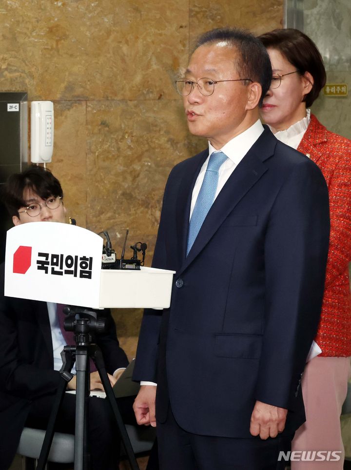 [서울=뉴시스] 조성봉 기자= 윤재옥 국민의힘 원내대표 겸 당대표 권한대행이 29일 오전 서울 여의도 국회에서 열린 국민의힘 제22대 국회의원 당선자 총회를 마치고 '황우여 비대위원장 지명' 관련 취재진의 질문에 답변하고 있다. 2024.04.29. suncho21@newsis.com