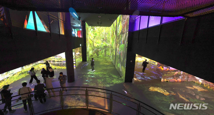 [과천=뉴시스] 김선웅 기자 = 29일 경기 과천시 서울대공원에 개장한 체험형 미디어파크 '원더파크'에서 관람객들이 전시 공간을 체험하고 있다. 2024.06.20. mangusta@newsis.com