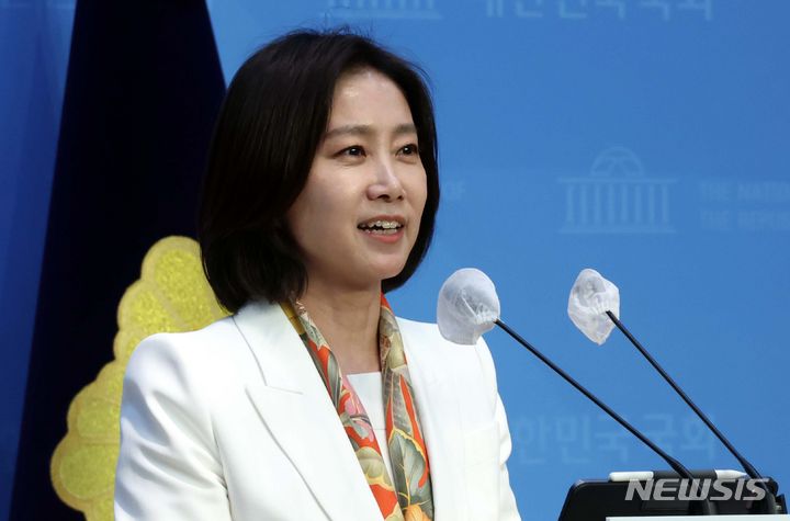 [서울=뉴시스] 조성봉 기자= 허은아 개혁신당 수석대변인이 지난달 29일 오전 서울 여의도 국회 소통관에서 당대표 선거 출마선언 기자회견을 하고 있다. 2024.04.29. suncho21@newsis.com