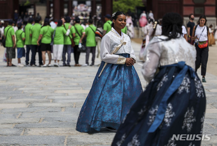 [서울=뉴시스] 정병혁 기자 = 29일 서울 종로구 경복궁을 찾은 외국인들이 즐거운 시간을 보내고 있다. 2024.04.29. jhope@newsis.com