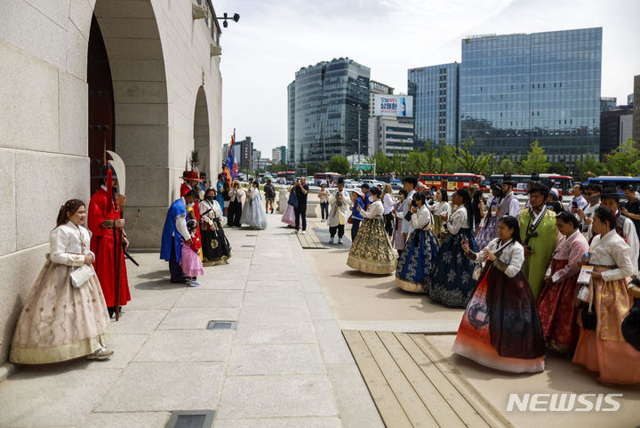 [서울=뉴시스] 정병혁 기자 = 서울 종로구 경복궁을 찾은 외국인들이 경복궁을 둘러보고 있다. (자료사진). 2024.04.29. jhope@newsis.com