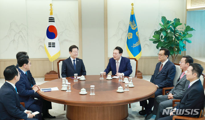 [서울=뉴시스] 전신 기자 = 윤석열 대통령이 29일 서울 용산 대통령실 청사에서 이재명 더불어민주당 대표와 회담을 하고 있다. (대통령실통신사진기자단) 2024.04.29. photo1006@newsis.com