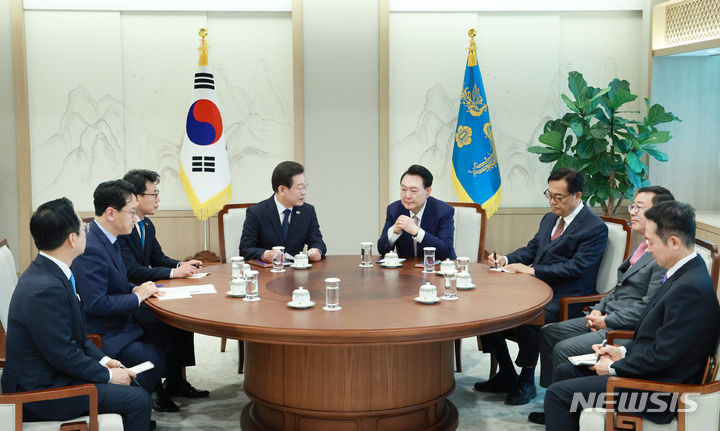 [서울=뉴시스] 전신 기자 = 윤석열 대통령이 29일 서울 용산 대통령실 청사에서 이재명 더불어민주당 대표와 회담을 하고 있다. (대통령실통신사진기자단) 2024.04.29. photo1006@newsis.com