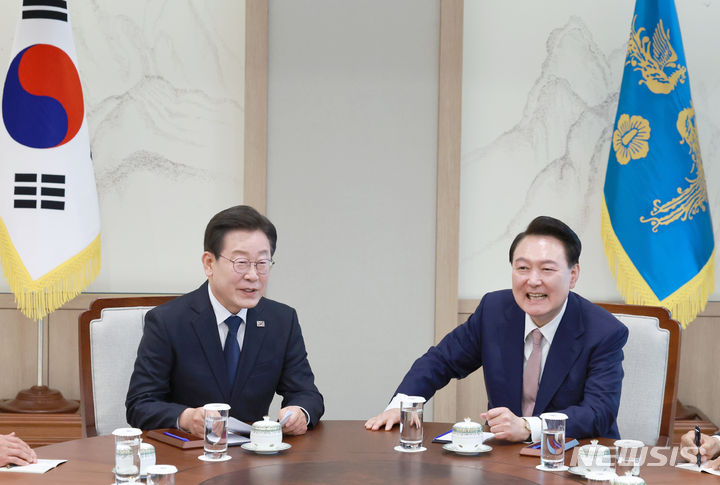 [서울=뉴시스] 전신 기자 = 윤석열 대통령이 29일 서울 용산 대통령실 청사에서 이재명 더불어민주당 대표와 회담을 하고 있다. (대통령실통신사진기자단) 2024.04.29. photo1006@newsis.com