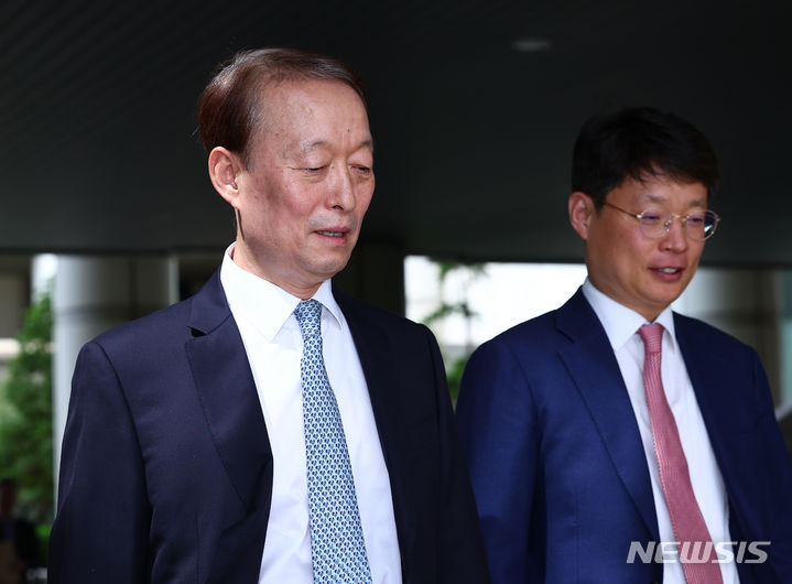 [서울=뉴시스] 김근수 기자 = 2024년 4월 29일 백운규 전 산업통상자원부 장관이 서울 서초구 서울중앙지법에서 열린 문재인 정부의 '산업부 블랙리스트' 의혹 직권남용 혐의 관련 1차 공판을 마치고 법원을 나서고 있다. 백 전 장관 등의 1심은 서울중앙지법에서 현재 진행 중이다. (사진=뉴시스DB). 2026.07.16. photo@newsis.com