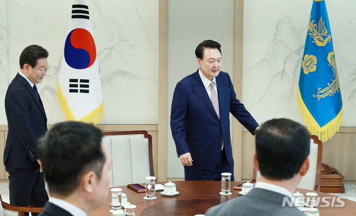 [서울=뉴시스] 전신 기자 = 윤석열 대통령이 29일 서울 용산 대통령실 청사에서 이재명 더불어민주당 대표와 함께 자리로 향하고 있다. (대통령실통신사진기자단) 2024.04.29. photo1006@newsis.com