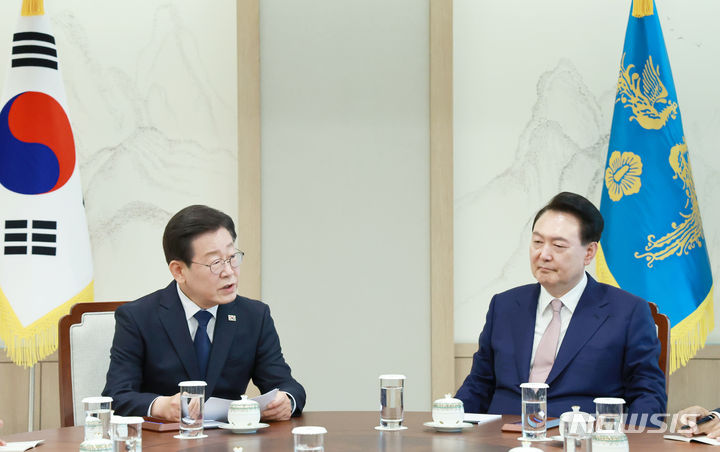 [서울=뉴시스] 전신 기자 = 윤석열 대통령이 29일 서울 용산 대통령실 청사에서 이재명 더불어민주당 대표와 회담을 하고 있다. (대통령실통신사진기자단) 2024.04.29. photo1006@newsis.com