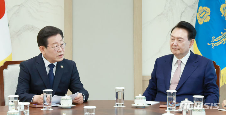 [서울=뉴시스] 전신 기자 = 윤석열 대통령이 29일 서울 용산 대통령실 청사에서 이재명 더불어민주당 대표와 회담을 하고 있다. (대통령실통신사진기자단) 2024.04.29. photo1006@newsis.com