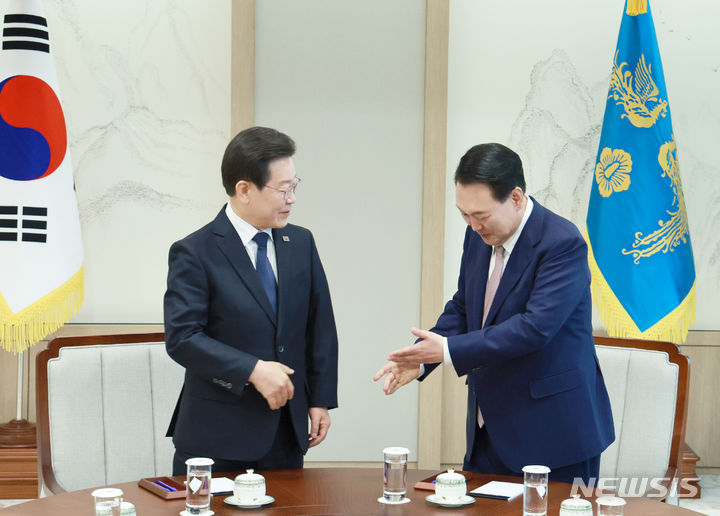 [서울=뉴시스] 전신 기자 = 윤석열 대통령이 29일 서울 용산 대통령실 청사에서 이재명 더불어민주당 대표와 만나 악수한 뒤 착석을 권하고 있다. (대통령실통신사진기자단) 2024.04.29. photo1006@newsis.com