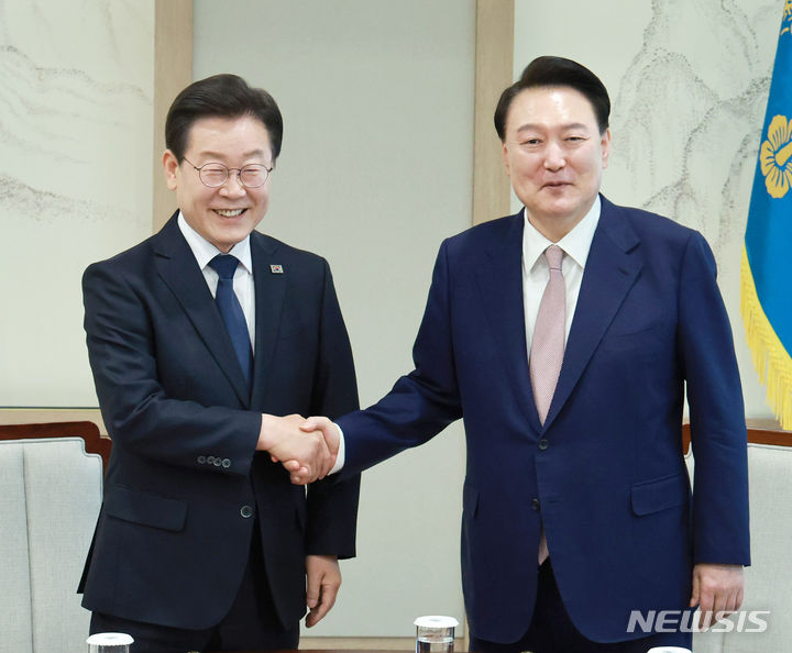 [서울=뉴시스] 전신 기자 = 윤석열 대통령이 29일 서울 용산 대통령실 청사에서 이재명 더불어민주당 대표와 만나 악수하고 있다. (대통령실통신사진기자단) 2024.04.29. photo1006@newsis.com