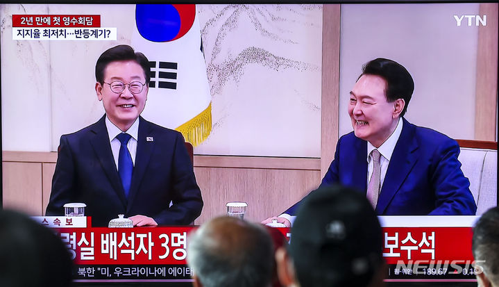 [서울=뉴시스] 정병혁 기자 = 29일 서울 중구 서울역 대합실에서 시민들이 TV를 통해 윤석열 대통령과 이재명 더불어민주당 대표의 영수회담을 바라보고 있다. 2024.04.29. jhope@newsis.com