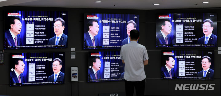 [대구=뉴시스] 이무열 기자 = 윤석열 대통령과 이재명 더불어민주당 대표 간 첫 영수회담이 진행된 29일 대구 북구 유통단지 전자관에 진열된 TV를 통해 관련 뉴스가 나오고 있다. 2024.04.29. lmy@newsis.com