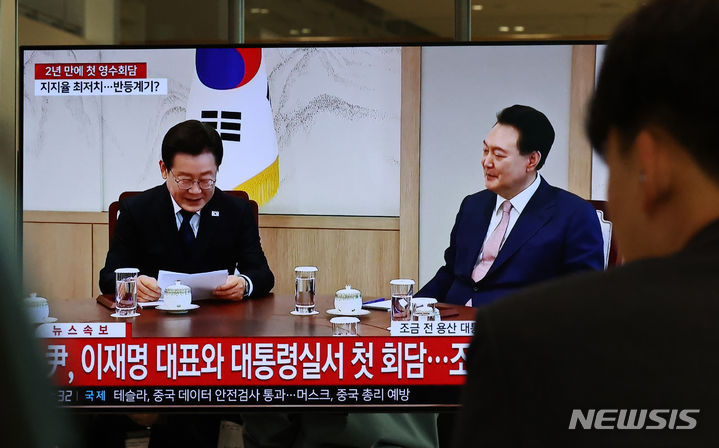 [인천공항=뉴시스] 김금보 기자 = 29일 오후 인천국제공항 제2여객터미널에서 시민들이 영수회담 관련 뉴스를 지켜보고 있다. 2024.04.29. kgb@newsis.com