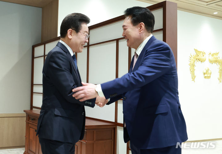 [서울=뉴시스] 전신 기자 = 윤석열 대통령이 29일 서울 용산 대통령실 청사에서 이재명 더불어민주당 대표와 만나 인사하고 있다. (대통령실통신사진기자단) 2024.04.29. photo1006@newsis.com