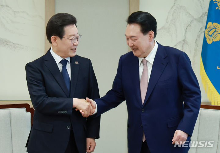[서울=뉴시스] 전신 기자 = 윤석열 대통령이 29일 서울 용산 대통령실 청사에서 이재명 더불어민주당 대표와 만나 회담에 앞서 악수하고 있다. (대통령실통신사진기자단) 2024.04.29. photo1006@newsis.com