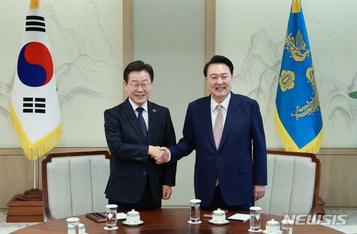 [서울=뉴시스] 전신 기자 = 윤석열 대통령이 29일 서울 용산 대통령실 청사에서 이재명 더불어민주당 대표와 만나 회담에 앞서 악수하고 있다. (대통령실통신사진기자단) 2024.04.29. photo1006@newsis.com