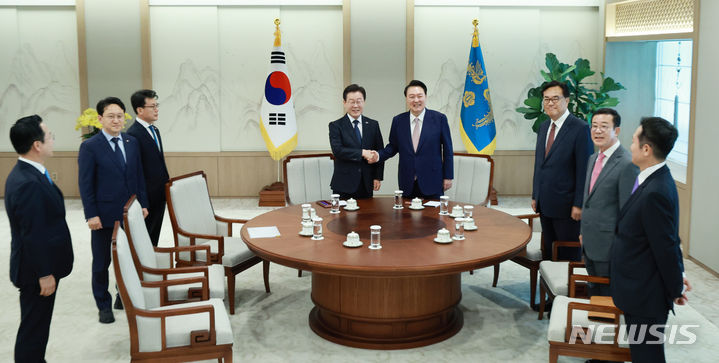 [서울=뉴시스] 전신 기자 = 윤석열 대통령이 29일 서울 용산 대통령실 청사에서 이재명 더불어민주당 대표와 만나 회담에 앞서 악수하고 있다. (대통령실통신사진기자단) 2024.04.29. photo1006@newsis.com