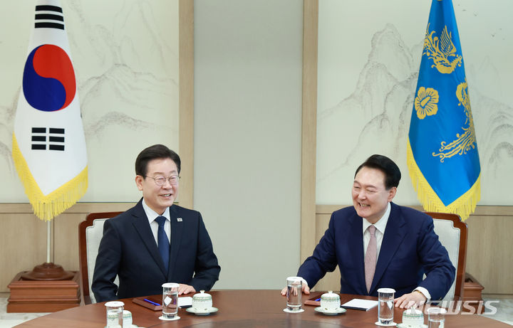 [서울=뉴시스] 전신 기자 = 윤석열 대통령이 29일 서울 용산 대통령실 청사에서 이재명 더불어민주당 대표와 회담을 하고 있다. (대통령실통신사진기자단) 2024.04.29. photo1006@newsis.com