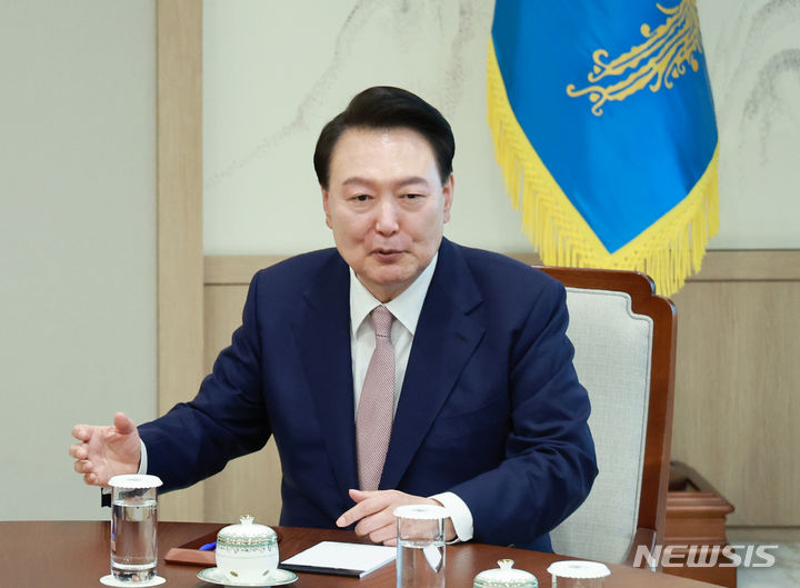 [서울=뉴시스] 전신 기자 = 윤석열 대통령이 29일 서울 용산 대통령실 청사에서 열린 이재명 더불어민주당 대표와의 영수회담에서 발언하고 있다. (대통령실통신사진기자단) 2024.04.29. photo1006@newsis.com