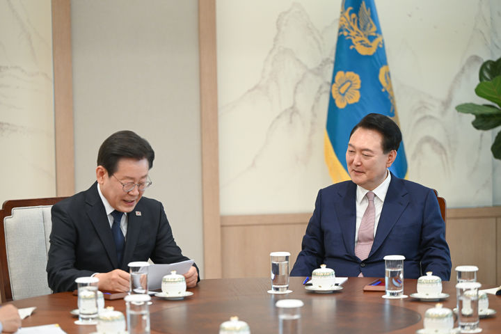 [서울=뉴시스]더불어민주당 이재명 대표가 29일 서울 용산 대통령실 집무실에서 열린 윤석열 대통령과의 영수회담에서 준비해 온 서면을 읽고 있다. (사진=대통령실 제공) 2024.04.29. photo@newsis.com *재판매 및 DB 금지