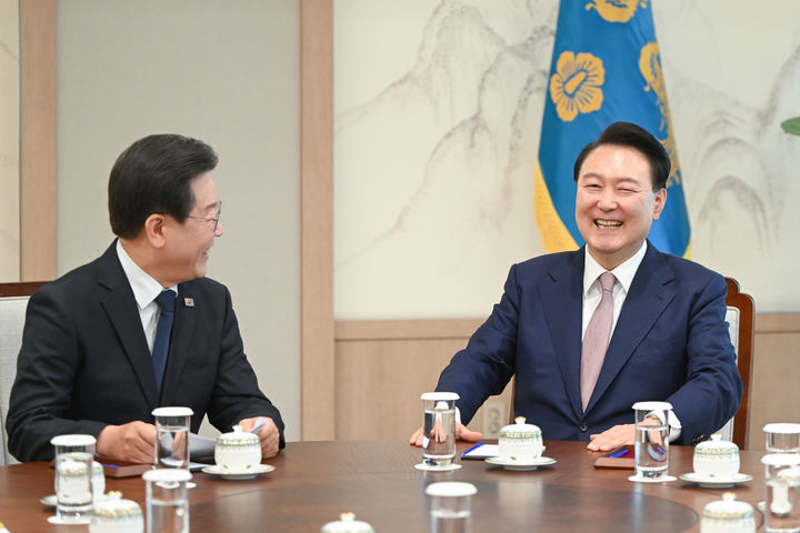 [서울=뉴시스]윤석열 대통령이 29일 서울 용산 대통령실 집무실에서 열린 더불어민주당 이재명 대표와의 영수회담을 하고 있다.  (사진=대통령실 제공) 2024.04.29. photo@newsis.com *재판매 및 DB 금지