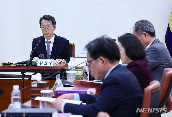 [서울=뉴시스] 이상원 양형위원회 위원장이 지난해 4월 29일 서울 서초구 대법원에서 열린 양형위원회 제131차 회의에서 모두발언을 하고 있다. (사진=뉴시스DB). 2025.03.25. photo@newsis.com