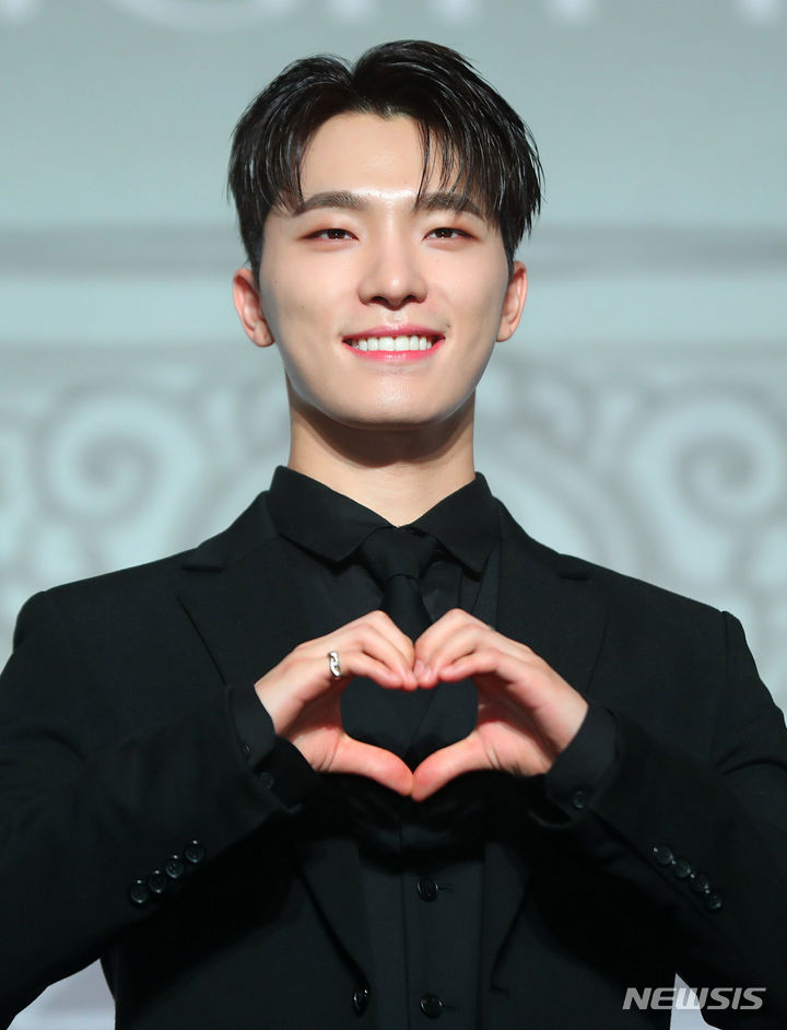 [서울=뉴시스] 김혜진 기자 = 그룹 세븐틴 디노가 29일 오후 서울 영등포구 여의도 콘래드 호텔에서 열린 세븐틴 베스트 앨범 '17 IS RIGHT HERE' 발매 기념 글로벌 기자간담회에서 포즈를 취하고 있다. 2024.04.29. jini@newsis.com