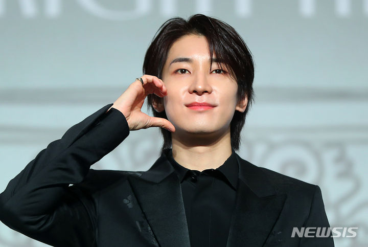 [서울=뉴시스] 김혜진 기자 = 그룹 세븐틴 원우가 29일 오후 서울 영등포구 여의도 콘래드 호텔에서 열린 세븐틴 베스트 앨범 '17 IS RIGHT HERE' 발매 기념 글로벌 기자간담회에서 포즈를 취하고 있다. 2024.04.29. jini@newsis.com