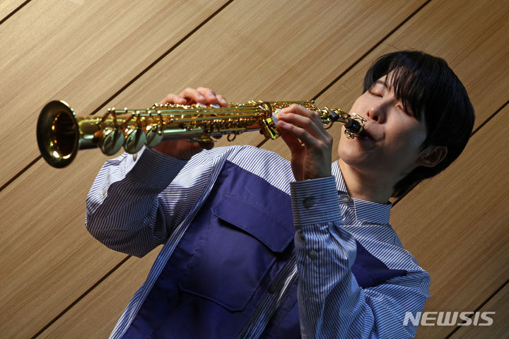 [서울=뉴시스] 박진희 기자 = 클래식 색소포니스트 브랜든 최가 29일 서울 동작구 뮤직앤아트스튜디오에서 인터뷰 하고 있다. 2024.04.30. pak7130@newsis.com