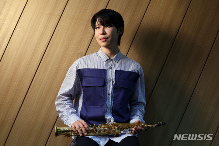 [서울=뉴시스] 박진희 기자 = 클래식 색소포니스트 브랜든 최가 29일 서울 동작구 뮤직앤아트스튜디오에서 인터뷰 하고 있다. 2024.04.30. pak7130@newsis.com