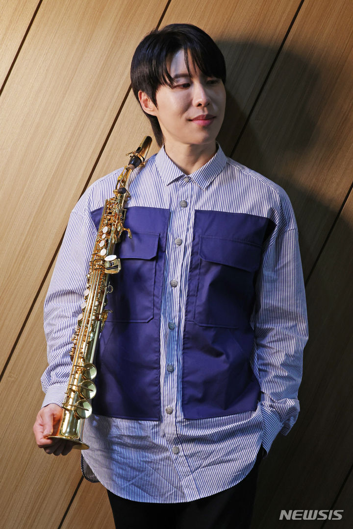 [서울=뉴시스] 박진희 기자 = 클래식 색소포니스트 브랜든 최가 29일 서울 동작구 뮤직앤아트스튜디오에서 인터뷰 하고 있다. 2024.04.30. pak7130@newsis.com