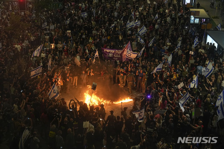 [텔아비브=AP/뉴시스] 29일(현지시각) 이스라엘 텔아비브에서 가자지구에 억류된 이스라엘 인질의 가족과 지지자들이 인질들의 석방을 촉구하며 시위하고 있다. 2024.04.30.