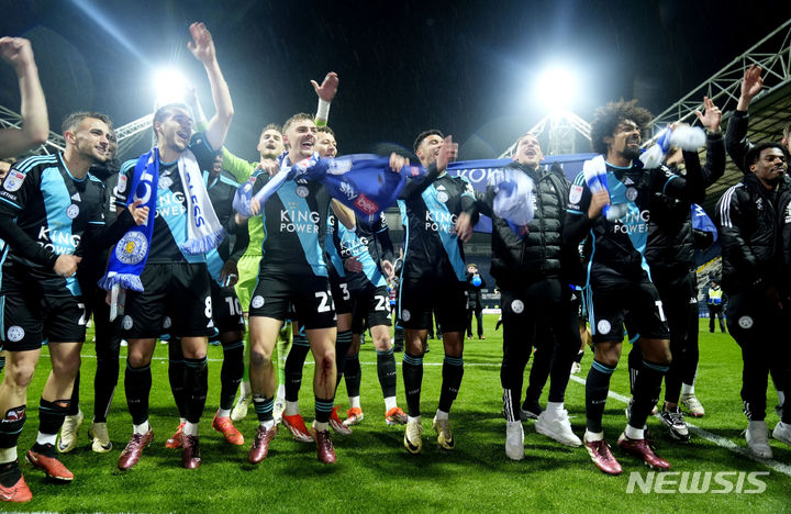 [프레스턴=AP/뉴시스] 30일(한국시각) 영국 프레스턴 딥데일에서 열린 프레스턴 노스 엔드와의 2023-2024 챔피언십 경기에서 레스터시티가 3대 0 승리 후 우승을 확정짓고 자축하고 있다. 2024.04.30.