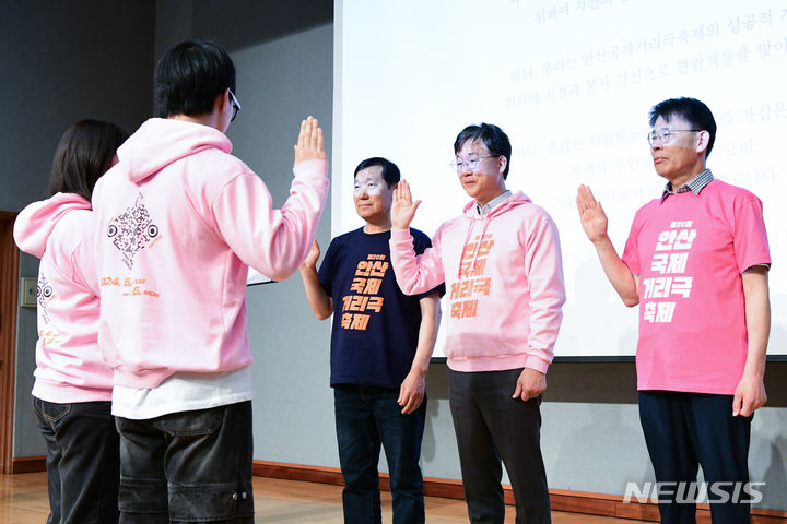 [안산=뉴시스] 제20회 안산국제거리극축제 자원활동가들이 이민근 시장과 함께 성공적인 대회 개최를 다짐하며 선서하고 있다.(사진=안산시 제공)2024.04.30.photo@newsis.com