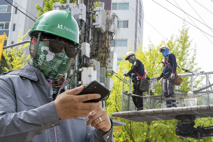 [서울=뉴시스] KT가 생성형 인공지능(AI)으로 통신 공사 현장 안전 수준을 평가하는 산업 안전 관리 플랫폼 '올 인 세이프티'를 구축했다고 30일 밝혔다. (사진=KT 제공) *재판매 및 DB 금지