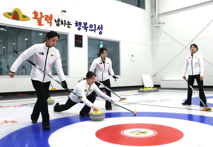 의성군청 컬링팀이 의성컬링센터에서 훈련하고 있다. (사진=의성군 제공) *재판매 및 DB 금지