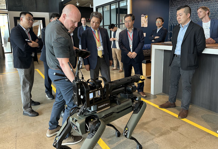 [서울=뉴시스] 지난 29일 오전 미국 메사추세츠주 보스턴 다이내믹스 본사를 방문한 이학재(가운데) 인천공항공사 사장이 로봇 시연을 참관하고 있다. 2024.04.30. (사진=인천공항공사 제공) photo@newsis.com *재판매 및 DB 금지