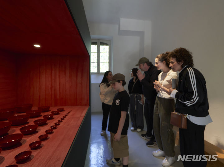 [서울=뉴시스] '2024밀라노한국공예전', 'part 1. 두께에 대하여' 전시현장 (사진=한국공예·디자인문화진흥원 제공) 2024.04.30. photo@newsis.com