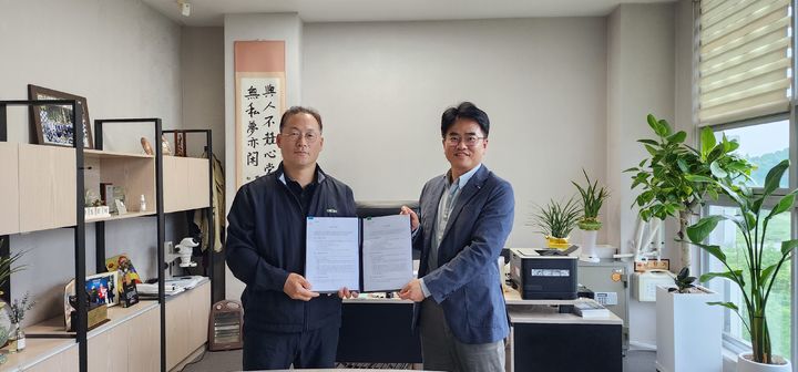 (왼쪽)이준희 코셈 대표이사, (오른쪽)김진철 리암솔루션 대표. (사진=코셈) *재판매 및 DB 금지