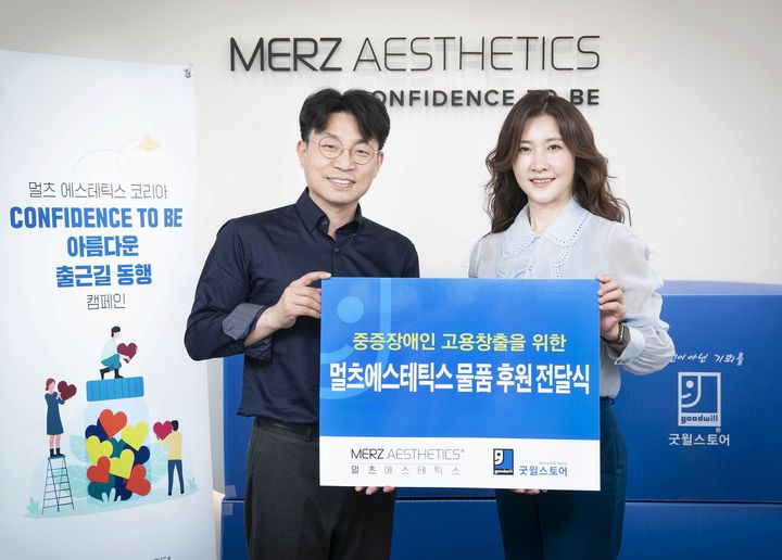 [서울=뉴시스] 멀츠 에스테틱스 코리아 유수연 대표(오른쪽)와 굿윌스토어 강남세움점 국신호 원장(왼쪽)이 물품 후원 전달식에서 기념 촬영을 하고 있다. (사진=멀츠 에스테틱스 제공) 2024.05.01. photo@newsis.com *재판매 및 DB 금지