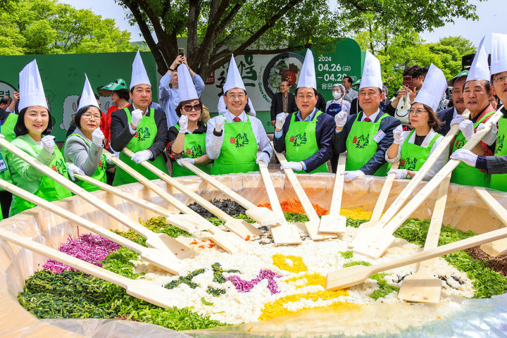 제14회 양평 용문산 산나물 축제에서 진행된 500인분 비빔밥 퍼포먼스. (사진=양평군 제공) *재판매 및 DB 금지 *재판매 및 DB 금지