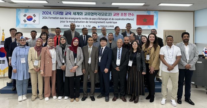 [무안=뉴시스] 디지털 교육 세계화를 위한 교류차 최근 전남을 찾은 모로코 교원들이 관련 연수 개강식에서 기념 촬영을 하고 있다. (사진 = 전남교육청 제공). 2024.04.30. photo@newsis.com *재판매 및 DB 금지