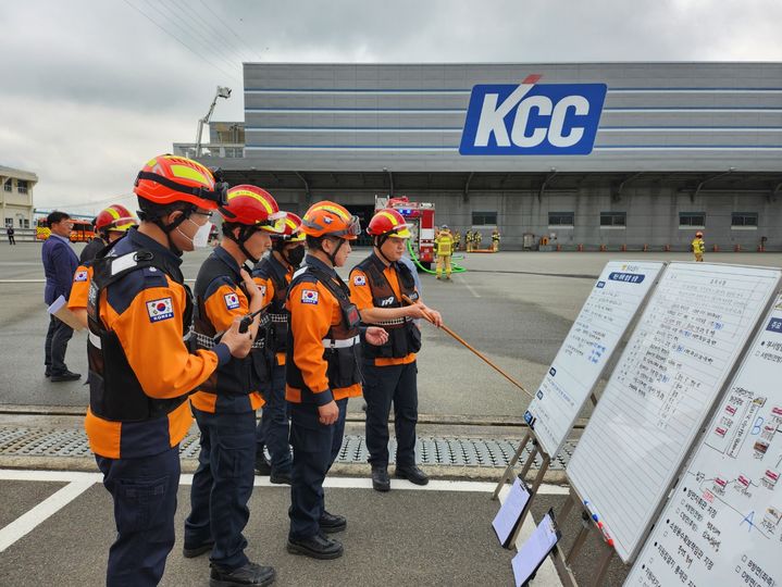 [울산=뉴시스] 울산소방본부는 30일 동구 KCC울산공장에서 '재난대응 긴급구조종합훈련'을 실시하고 있다. (사진=울산소방본부 제공) 2024.04.30. photo@newsis.com  *재판매 및 DB 금지