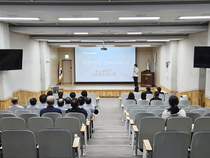 [포항=뉴시스] 강진구 기자 = 경북 에스포항병원(대표병원장 김문철)은 오는 5월 29일까지 고객만족도 향상을 위한 ‘2024년 전 직원 CS 교육’을 실시한다고 30일 밝혔다.(사진=에스포항병원 제공) 2024.04.30.photo@newsis.com *재판매 및 DB 금지