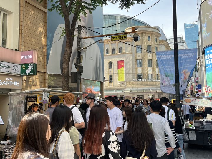 [서울=뉴시스] 서울 중구 명동 일대가 관광객으로 북적이고 있다. 사진은 28일 명동 거리의 모습. 2024.04.29. *재판매 및 DB 금지