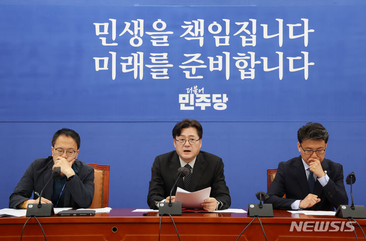 [서울=뉴시스] 고승민 기자 = 홍익표 더불어민주당 원내대표가 30일 서울 여의도 국회에서 열린 더불어민주당 원내대책회의에서 모두발언하고 있다. 2024.04.30. kkssmm99@newsis.com