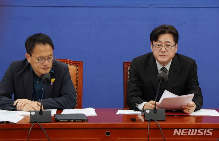 [서울=뉴시스] 고승민 기자 = 홍익표 더불어민주당 원내대표가 30일 서울 여의도 국회에서 열린 더불어민주당 원내대책회의에서 모두발언하고 있다. 2024.04.30. kkssmm99@newsis.com