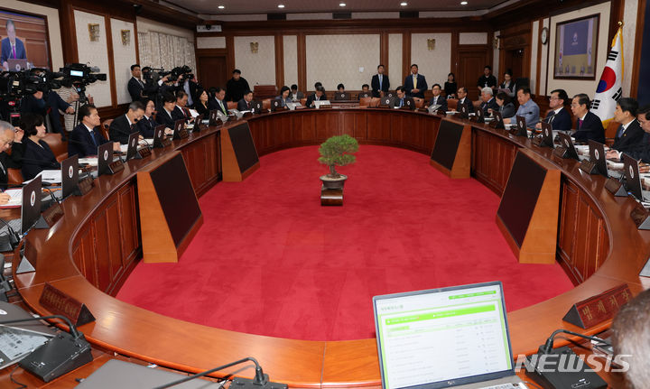 [서울=뉴시스] 배훈식 기자 = 한덕수 국무총리가 30일 오전 서울 종로구 정부서울청사에서 국무회의를 하고 있다. 2024.04.30. dahora83@newsis.com