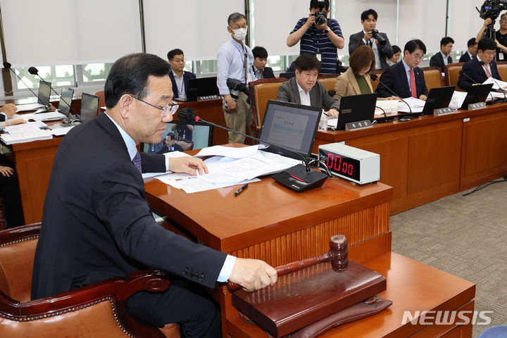 [서울=뉴시스] 권창회 기자 = 주호영 국회 연금개혁특별위원회 위원장이 지난달 30일 오전 서울 여의도 국회에서 열린 연금개혁특별위원회 전체회의에서 의사봉을 두드리고 있다 2024.04.30. kch0523@newsis.com