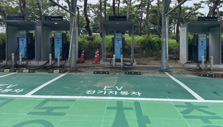 [광주=뉴시스] 광주시청 앞 전기차량 급속충전기. (사진=광주시청 제공).  photo@newsis.com *재판매 및 DB 금지